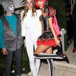 Alessandra Ambrosio disfrazada de Reina de Corazones en una fiesta de Halloween 2013