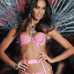 Joan Smalls desfilando durante el Victoria's Secret Fashion Show 2013
