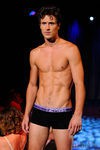 Modelo con torso desnudo y boxer negro de 2(X)ist para verano de 2012