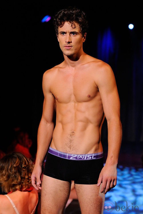 Modelo con torso desnudo y boxer negro de 2(X)ist para verano de 2012
