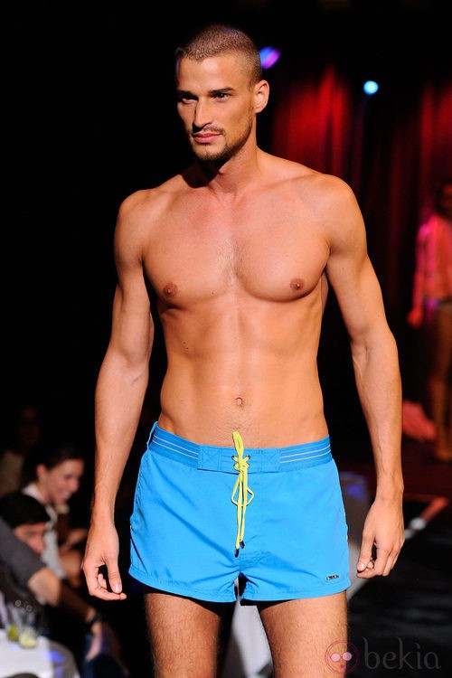 Bañador corto azul de 2(X)ist para verano de 2012