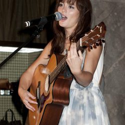 Leighton Meester canta en la Vogue Fashion's Night Out 2011 de Nueva York
