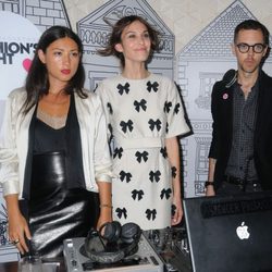 Alexa Chung y amigos en la Vogue Fashion's Night Out 2011 de Londres