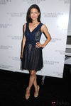 Julia Jones en el desfile de Max Azria en Nueva York, colección primavera/verano 2012