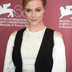 Evan Rachel Wood con peinado estilo años sesenta
