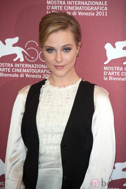 Evan Rachel Wood con peinado estilo años sesenta