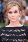 Evan Rachel Wood con peinado y maquillaje años sesenta