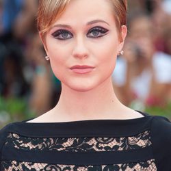 Evan Rachel Wood con peinado y maquillaje años sesenta