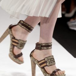 Sandalias de inspiración étnica de BCBG Max Azria, colección primavera de 2012