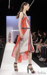 Diseño con franjas longitudinales de BCBG Max Azria, colección primavera de 2012