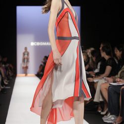 Diseño con franjas longitudinales de BCBG Max Azria, colección primavera de 2012