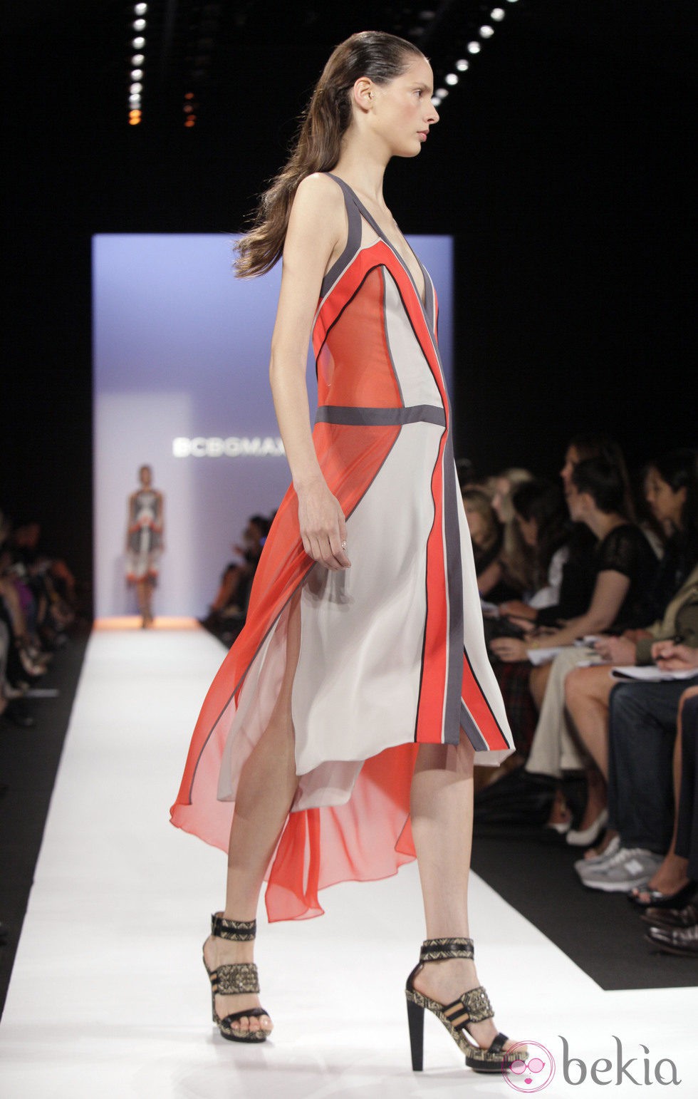 Diseño con franjas longitudinales de BCBG Max Azria, colección primavera de 2012