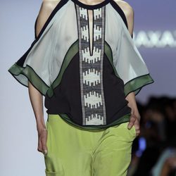 Camisa con hombros al aire de BCBG Max Azria, colección primavera de 2012