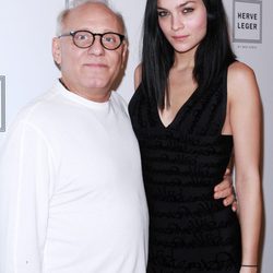 Max Azria y Leigh Lezark en la Semana de la Moda de Nueva York