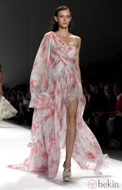 Vestido vaporoso con escote asimétrico de Tadashi Shoji, colección primavera de 2012