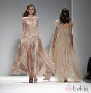 Vestido tono nude con abertura frontral de Tadashi Shoji, colección primavera de 2012