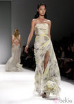 Vestido drapeado palabra de honor de Tadashi Shoji, colección primavera de 2012