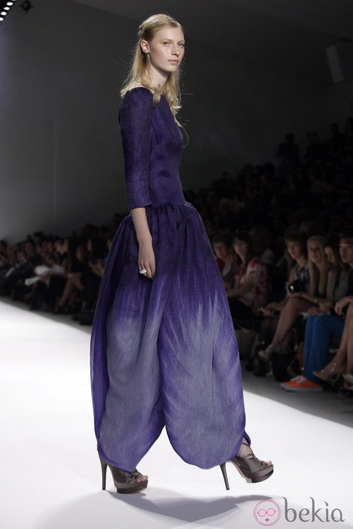Mono malva degradado de Tadashi Shoji, colección primavera de 2012
