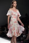 Vestido con escote barco de Tadashi Shoji, colección primavera de 2012