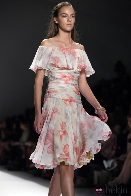 Vestido con escote barco de Tadashi Shoji, colección primavera de 2012