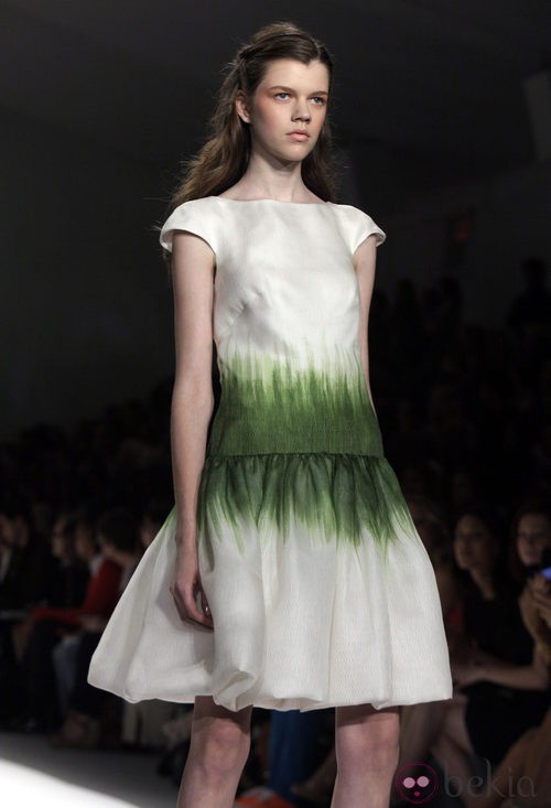 La hierba decora este vestido de Tadashi Shoji, colección primavera de 2012