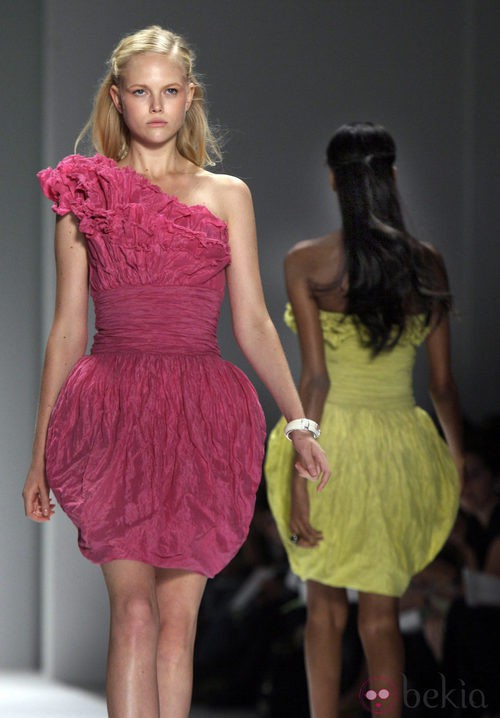 Vestido de inspiración floral de Tadashi Shoji, colección primavera de 2012