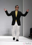 Tadashi Shoji saluda al público tras presentar su colección para primavera de 2012
