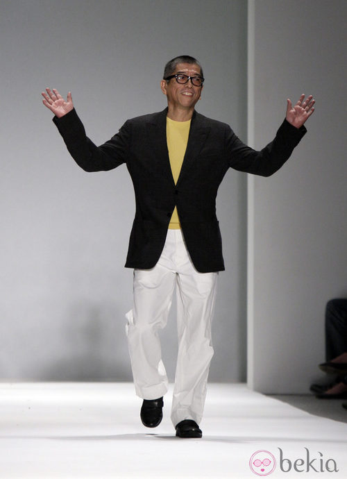 Tadashi Shoji saluda al público tras presentar su colección para primavera de 2012