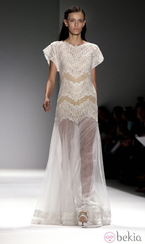 Diseño blanco de encaje de Tadashi Shoji, colección primavera de 2012