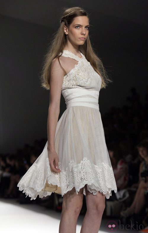 Vestido de encaje de Tadashi Shoji, colección primavera de 2012