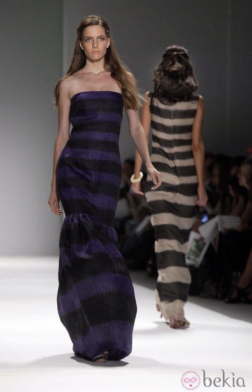 Vestido largo de rayas de Tadashi Shoji, colección primavera de 2012