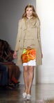 Gabardina beige de Peter Som, colección primavera de 2012