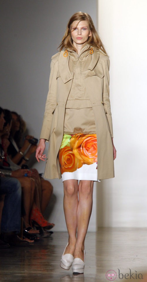 Gabardina beige de Peter Som, colección primavera de 2012