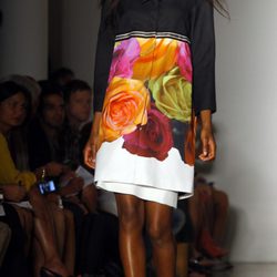 Gabardina con rosas estampadas de Peter Som, colección primavera de 2012