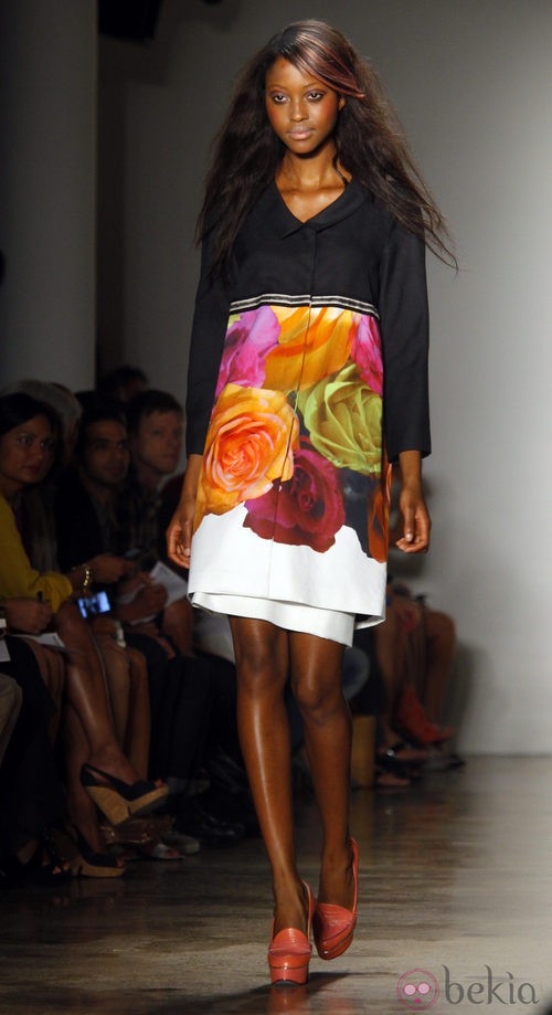 Gabardina con rosas estampadas de Peter Som, colección primavera de 2012