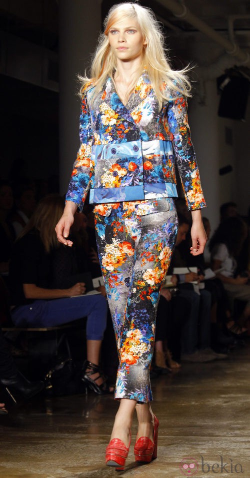Traje de chaqueta con estampado floral de Peter Som, colección primavera de 2012