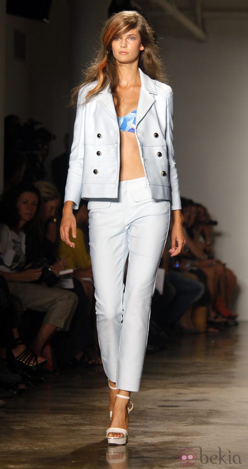 Traje de chaqueta azul pastel de Peter Som, colección primavera de 2012