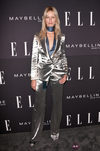 Karolina Kurkova con traje plateado en la Semana de la Moda de Nueva York
