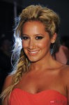 Primer plano de Ashley Tisdale en el desfile de Nicole Miller en Nueva York, colección primavera/verano 2012