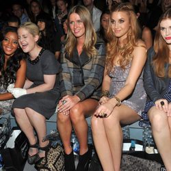 Angela Simmons y Kelly Osbourne bromean en el desfile de Charlotte Ronson