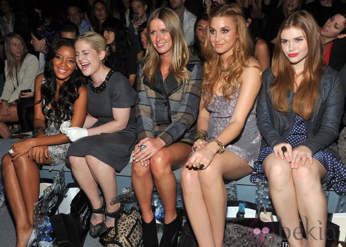 Angela Simmons y Kelly Osbourne bromean en el desfile de Charlotte Ronson