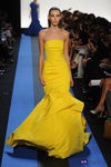 Traje de noche amarillo de Monique Lhuillier, colección primavera de 2012