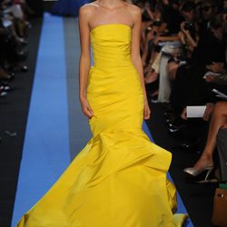 Traje de noche amarillo de Monique Lhuillier, colección primavera de 2012