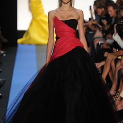 Diseño de estilo princesa firmado por Monique Lhuillier, colección primavera de 2012