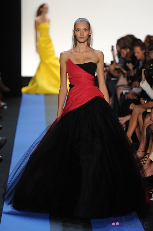 Diseño de estilo princesa firmado por Monique Lhuillier, colección primavera de 2012