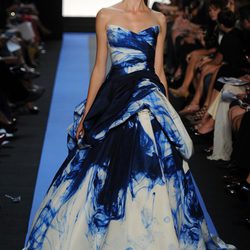 Traje de noche degradado de Monique Lhuillier, colección primavera de 2012