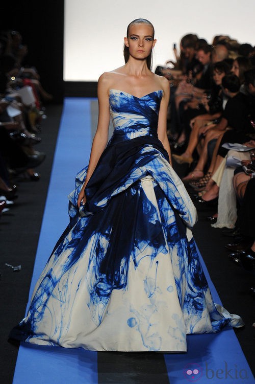 Traje de noche degradado de Monique Lhuillier, colección primavera de 2012