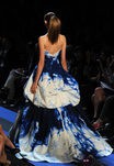 Vista trasera de diseño degradado de Monique Lhuillier, colección primavera de 2012