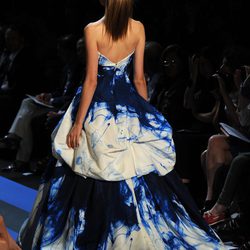 Vista trasera de diseño degradado de Monique Lhuillier, colección primavera de 2012