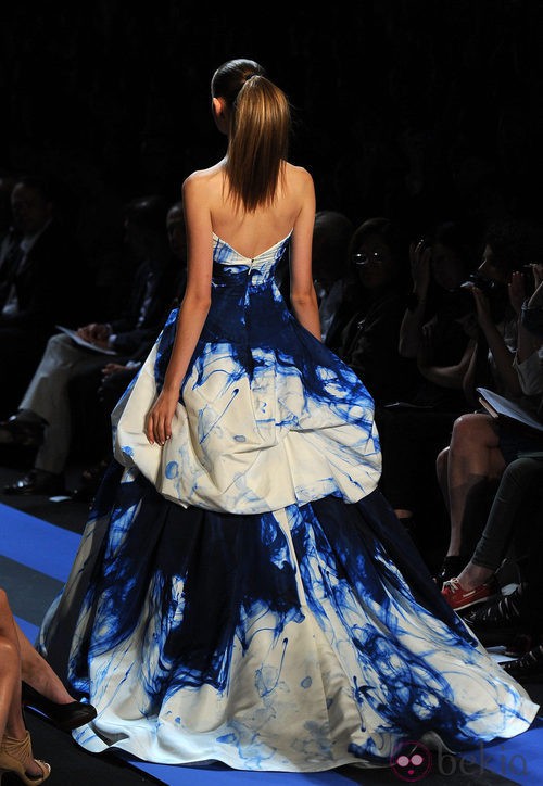 Vista trasera de diseño degradado de Monique Lhuillier, colección primavera de 2012